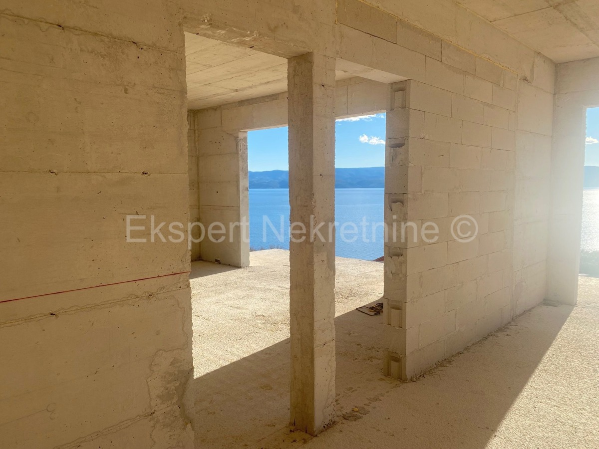 Casa indipendente più lunga di 250 m2 su un terreno di 540 m2, a 190 m dal mare