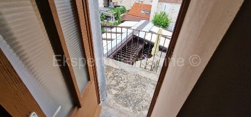 Trogir, centro, vecchia casa in pietra su 4 piani, 147 m2, ideale per il turismo