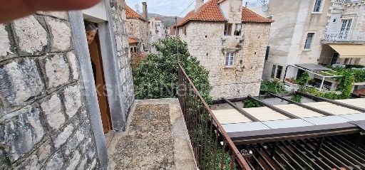 Trogir, centro, vecchia casa in pietra su 4 piani, 147 m2, ideale per il turismo