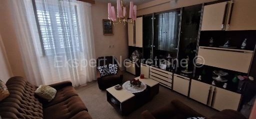 Trogir, centro, vecchia casa in pietra su 4 piani, 147 m2, ideale per il turismo