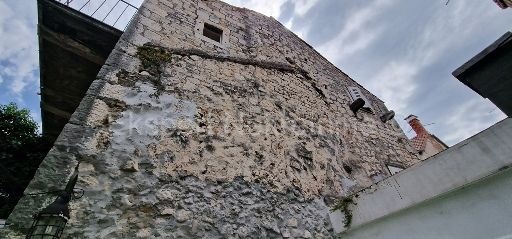 Trogir, centro, vecchia casa in pietra su 4 piani, 147 m2, ideale per il turismo