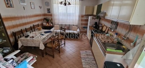 Trogir, centro, vecchia casa in pietra su 4 piani, 147 m2, ideale per il turismo