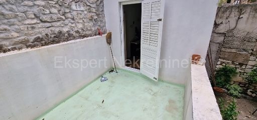 Trogir, centro, vecchia casa in pietra su 4 piani, 147 m2, ideale per il turismo