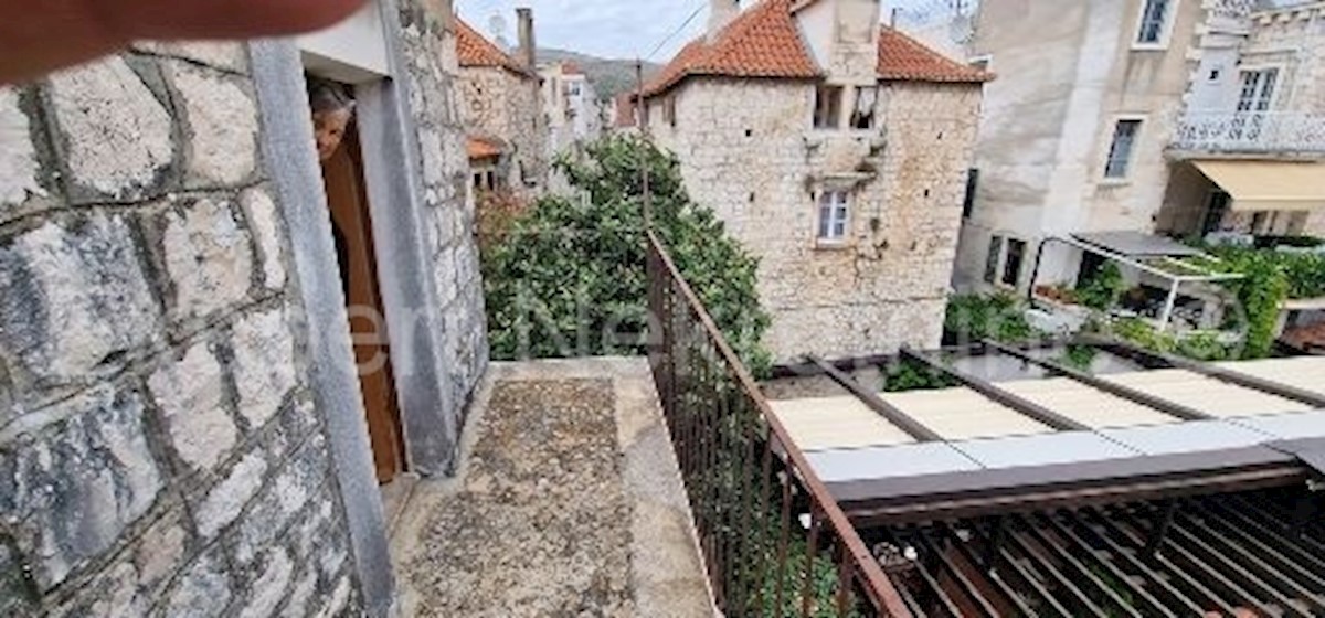 Trogir, centro, vecchia casa in pietra su 4 piani, 147 m2, ideale per il turismo