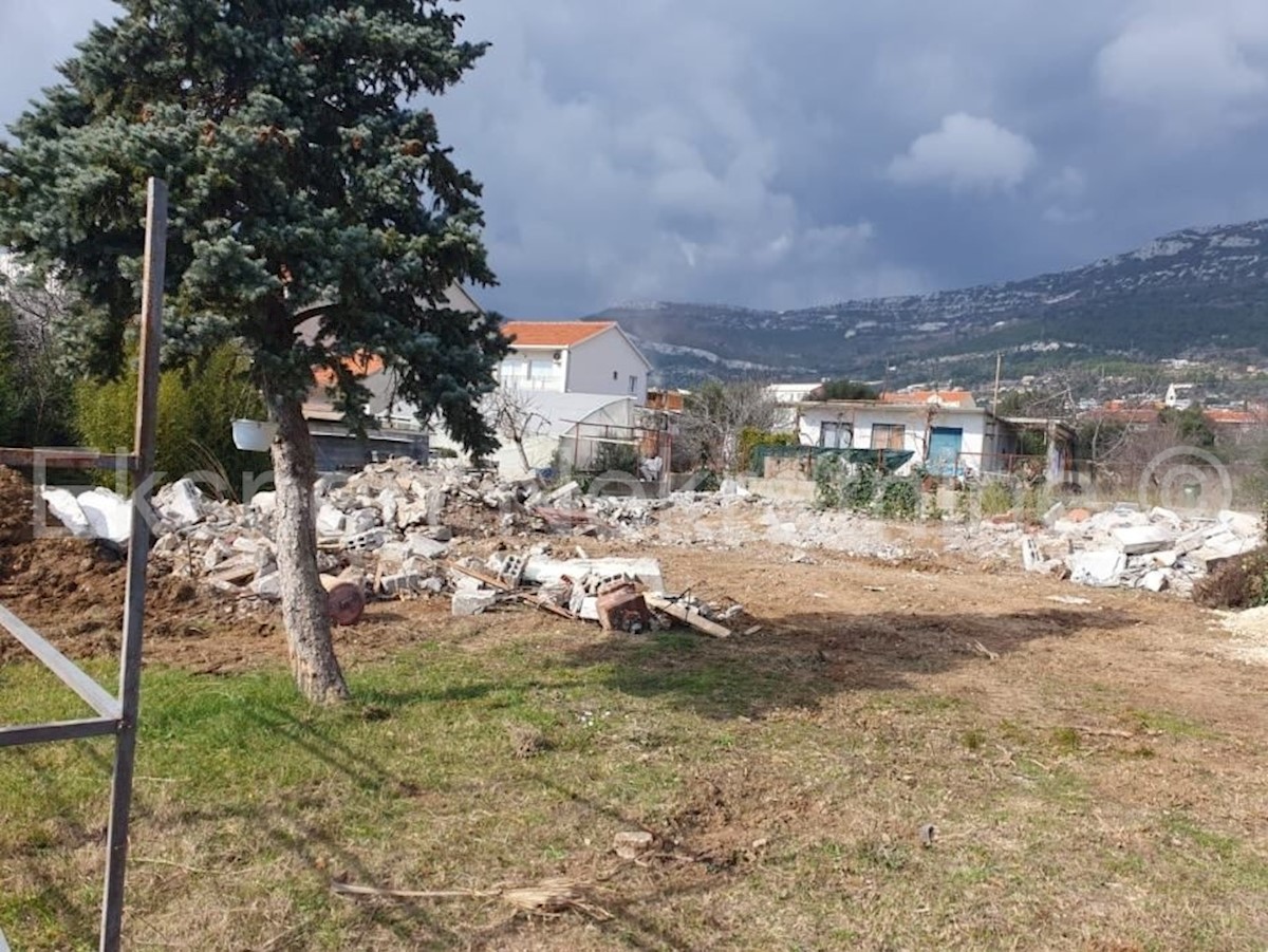 Kaštel Stari, appartamento su due piani con giardino di 150 mq e tre posti auto esterni