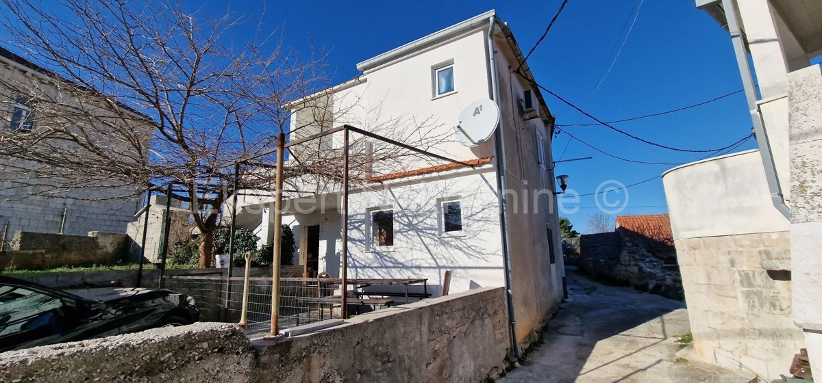 Slatine, semi-detached house 105 m2, on two floors, terrace, garden,