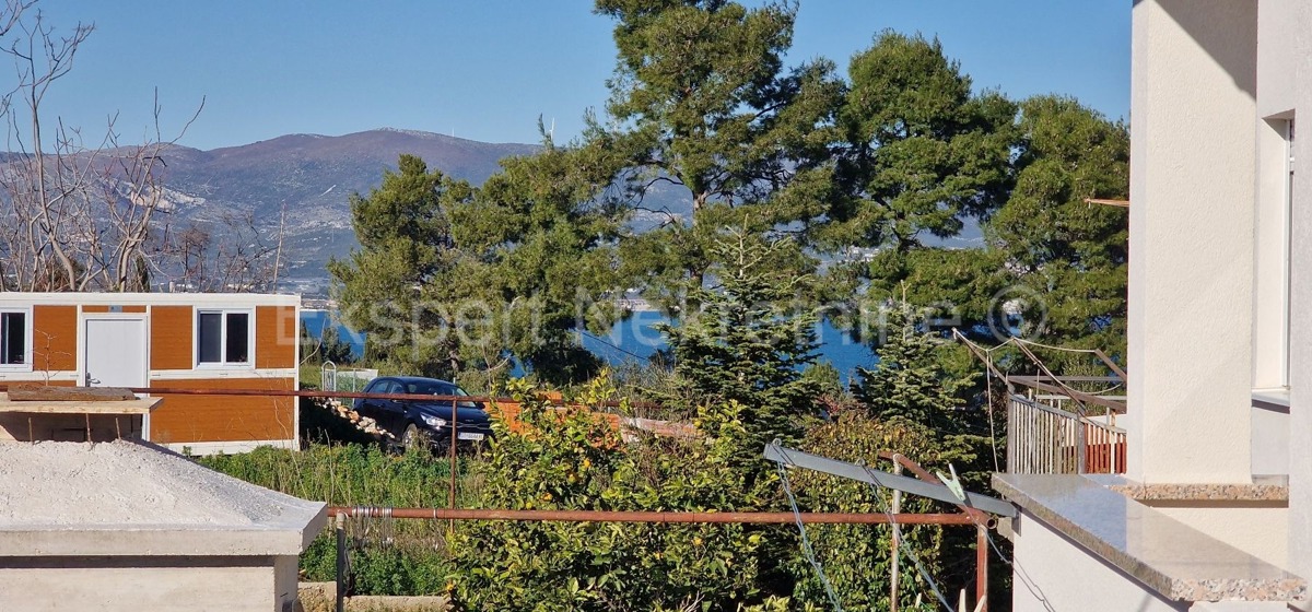 Slatine, semi-detached house 105 m2, on two floors, terrace, garden,