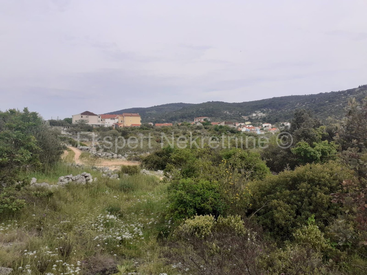 Marina, terreno edificabile 1261m2 con costruzione. con permesso, a 190 metri dal mare