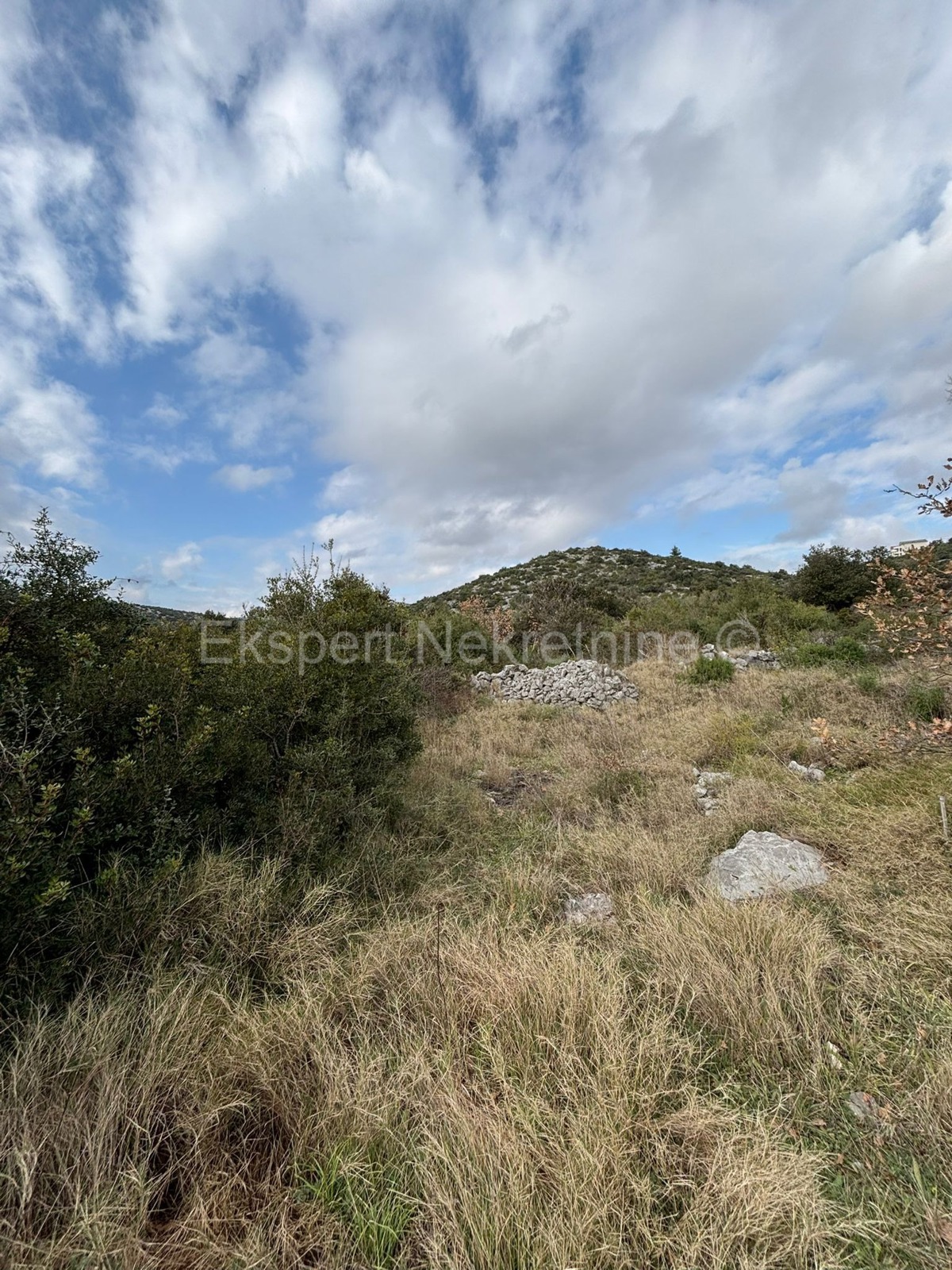 Marina, terreno edificabile 1261m2 con costruzione. con permesso, a 190 metri dal mare