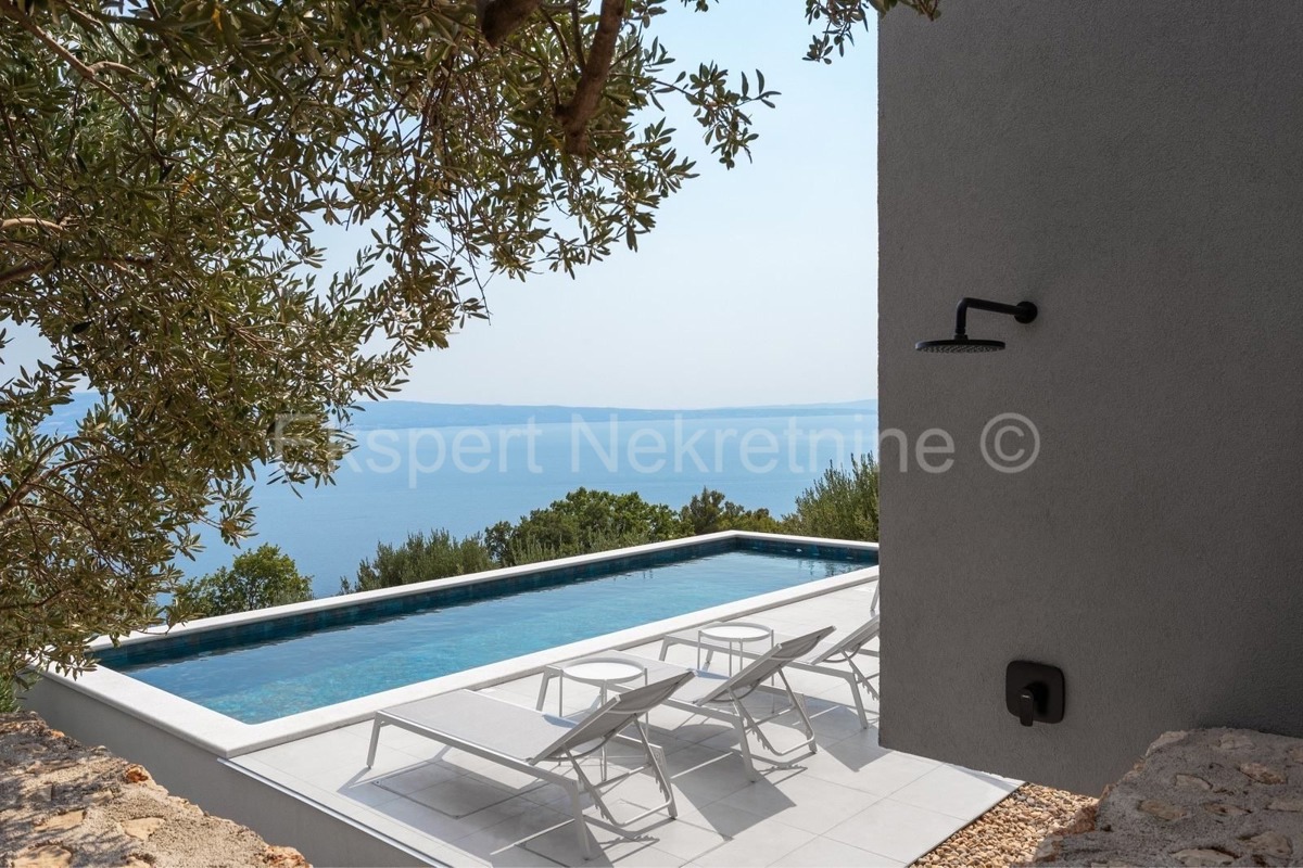 Dugi rat, Jesenice, casa indipendente con piscina + terreno edificabile