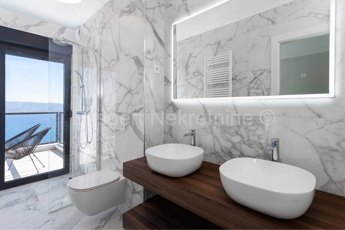 Dugi rat, Jesenice, casa indipendente con piscina + terreno edificabile