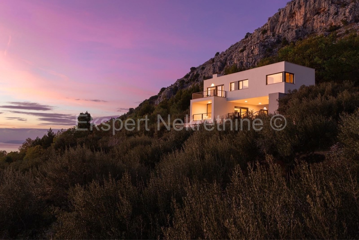 Dugi rat, Jesenice, casa indipendente con piscina + terreno edificabile