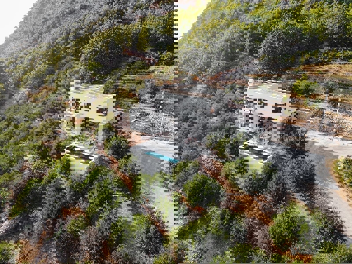 Dugi rat, Jesenice, casa indipendente con piscina + terreno edificabile