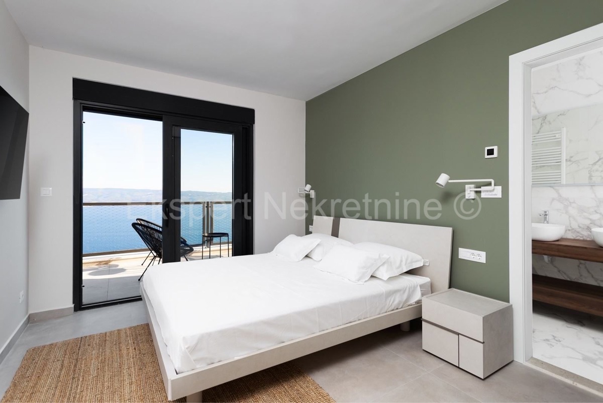 Dugi rat, Jesenice, casa indipendente con piscina + terreno edificabile