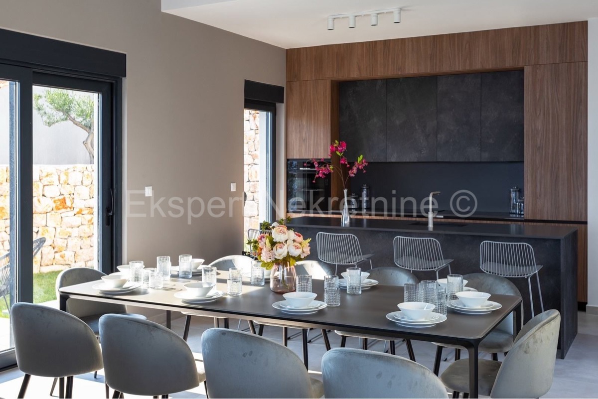 Dugi rat, Jesenice, casa indipendente con piscina + terreno edificabile