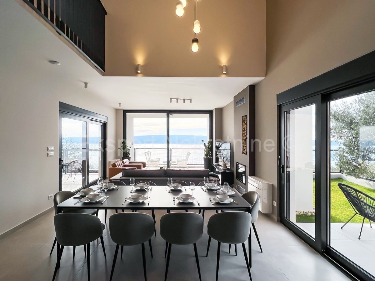 Dugi rat, Jesenice, casa indipendente con piscina + terreno edificabile