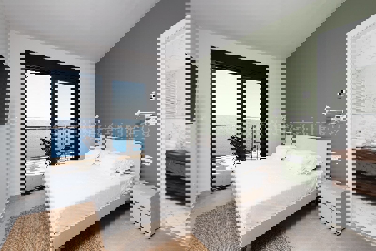 Dugi rat, Jesenice, casa indipendente con piscina + terreno edificabile