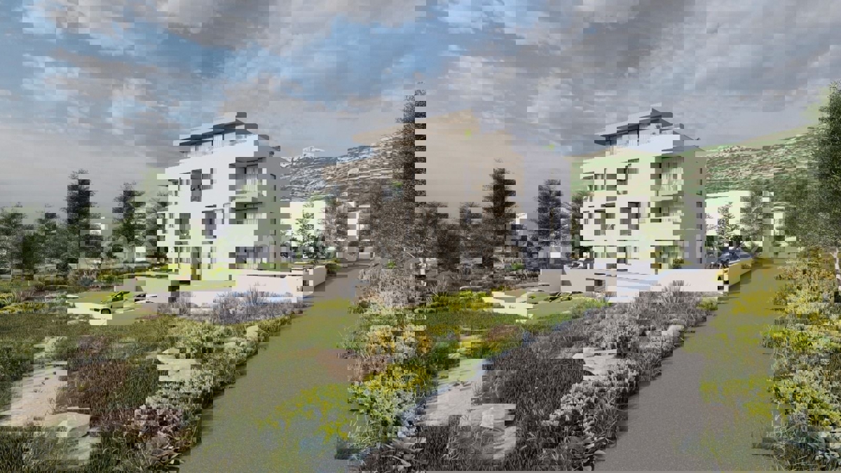 K.Lukšić, appartamento con tre camere da letto di 80,9 m2 al piano terra di un nuovo edificio, a 600 m dal mare