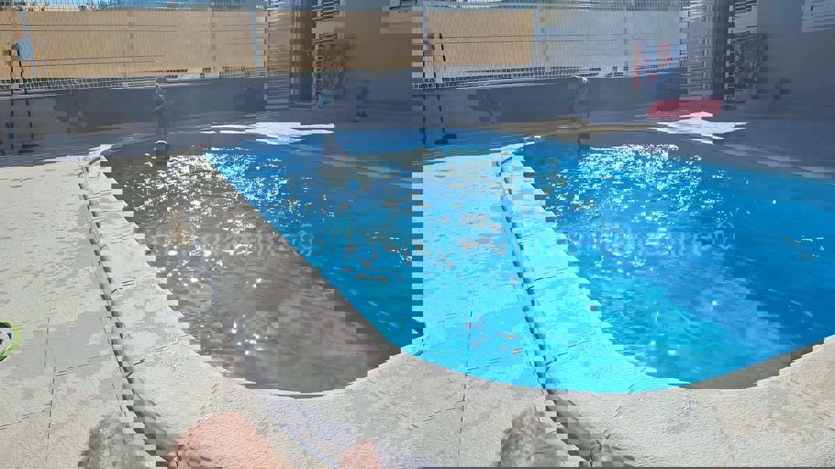 Trogir, Plano, comfortable 2-bedroom apartment 71 m2 + garden 98 m2 + swimming pool, 2 parking spaceso,