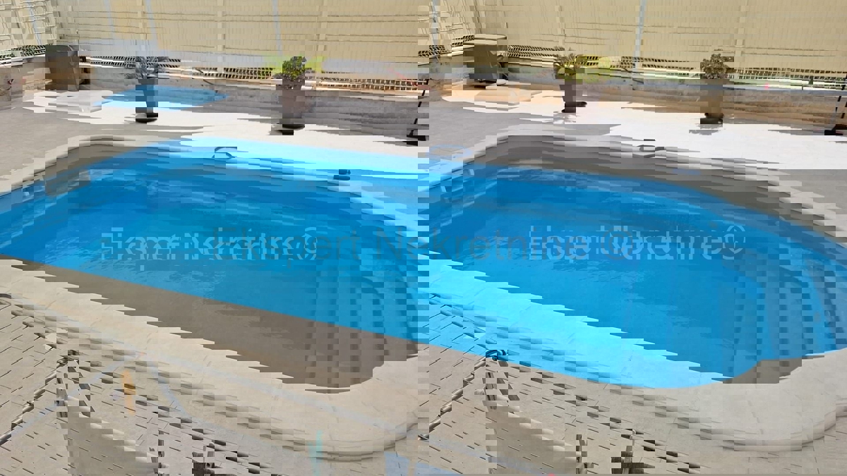 Trogir, Plano, comfortable 2-bedroom apartment 71 m2 + garden 98 m2 + swimming pool, 2 parking spaceso,