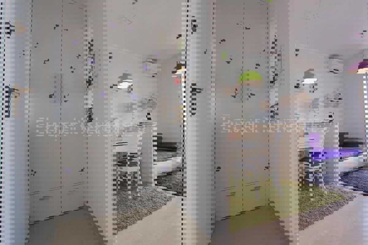 Spalato, Žnjan, appartamento con una camera da letto di 39 m2 con vista mare, vicino alla spiaggia