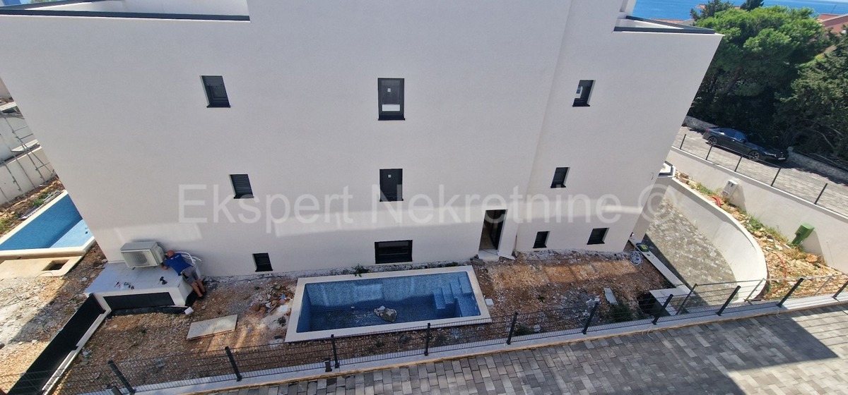 Ciovo, District G, 2-bedroom apartment 89 m2 + 132 m2 garden + swimming pool 15m2