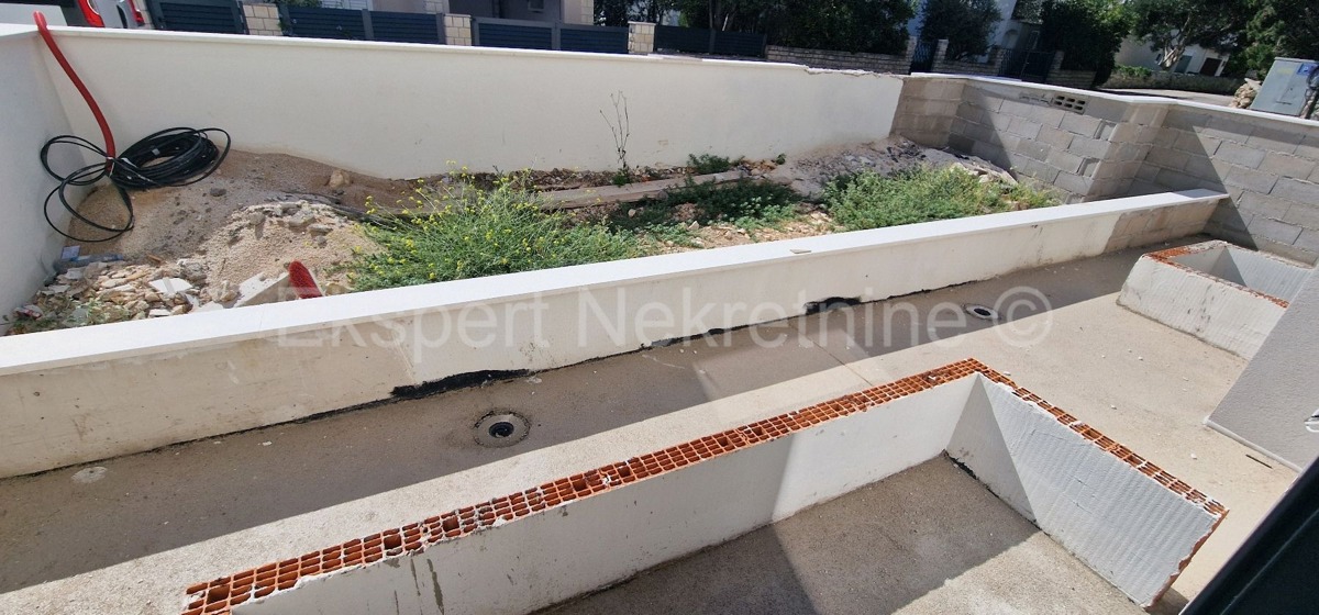 Ciovo, District G, 2-bedroom apartment 89 m2 + 132 m2 garden + swimming pool 15m2