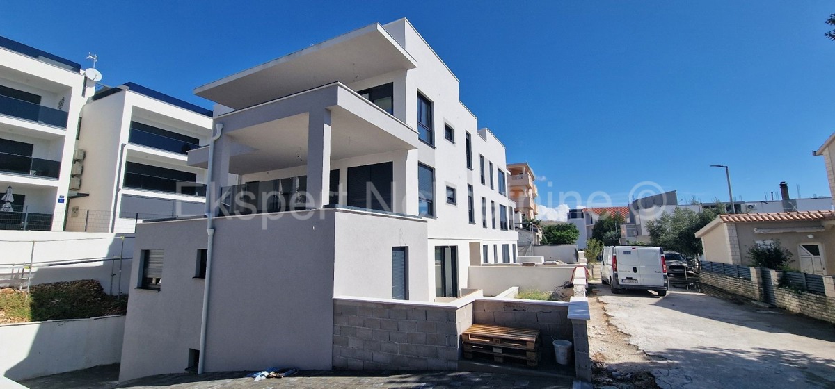 Ciovo, District G, 2-bedroom apartment 89 m2 + 132 m2 garden + swimming pool 15m2