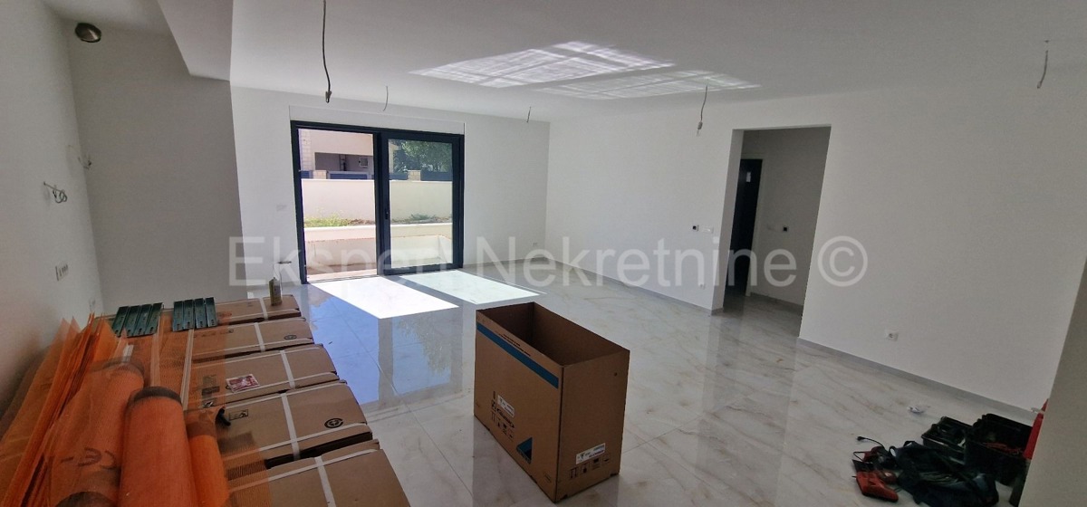 Ciovo, District G, 2-bedroom apartment 89 m2 + 132 m2 garden + swimming pool 15m2