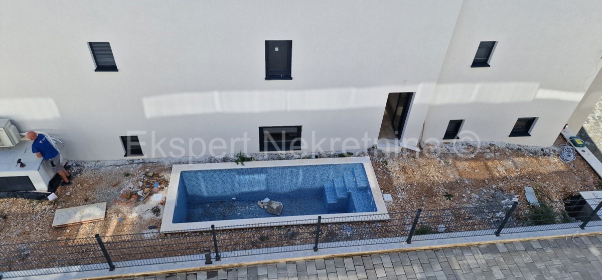 Ciovo, District G, 2-bedroom apartment 89 m2 + 132 m2 garden + swimming pool 15m2