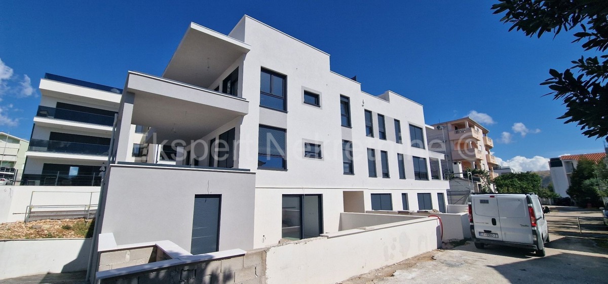 Ciovo, District G, 2-bedroom apartment 89 m2 + 132 m2 garden + swimming pool 15m2