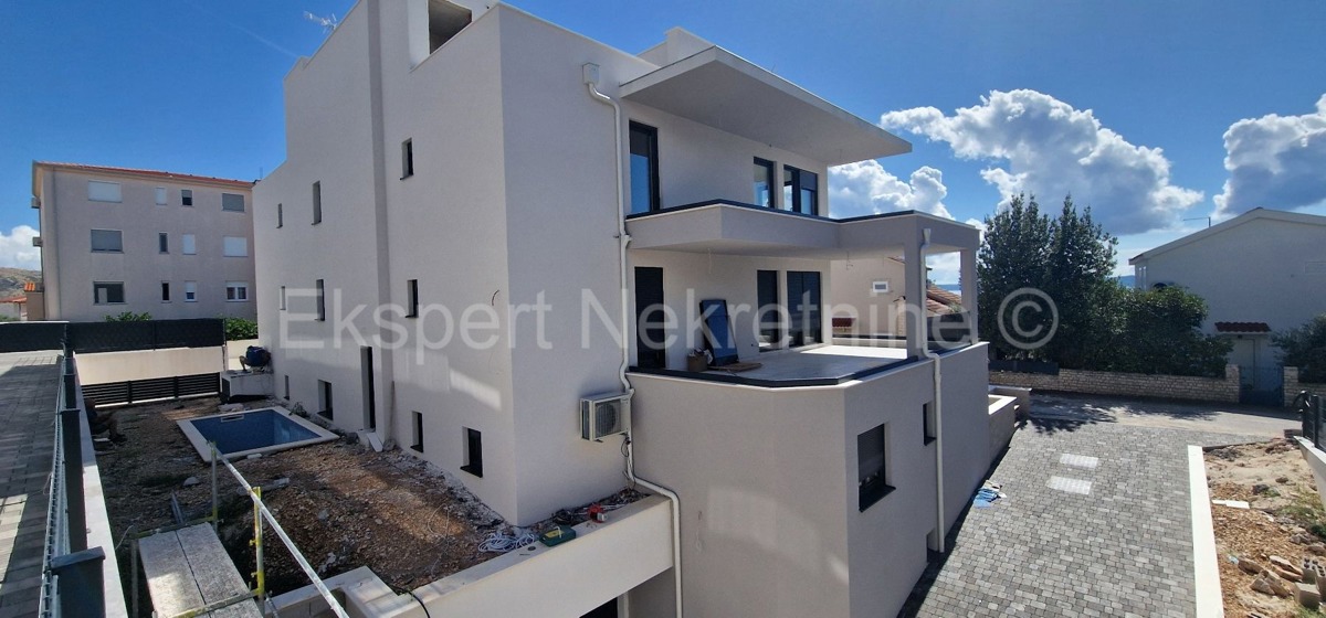 Ciovo, District G, 2-bedroom apartment 89 m2 + 132 m2 garden + swimming pool 15m2