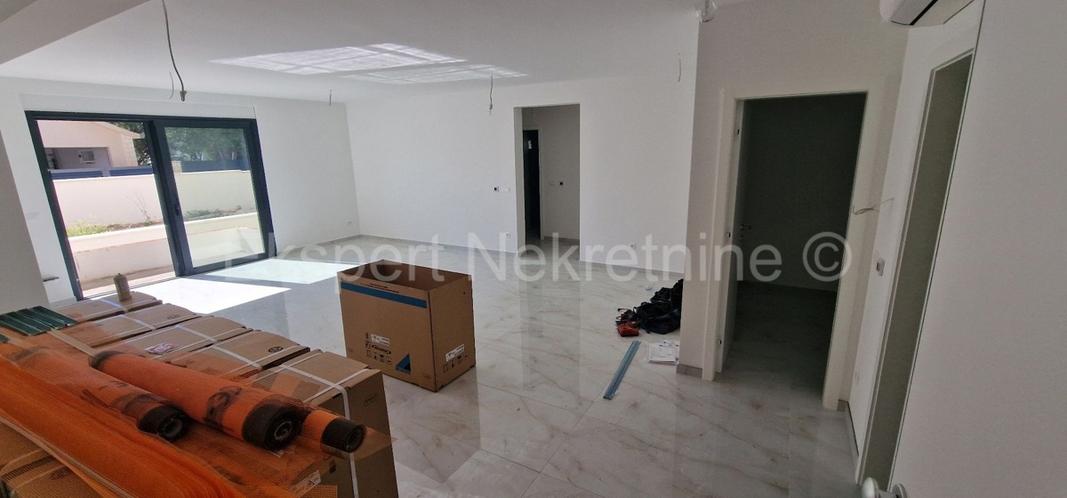 Ciovo, District G, 2-bedroom apartment 89 m2 + 132 m2 garden + swimming pool 15m2