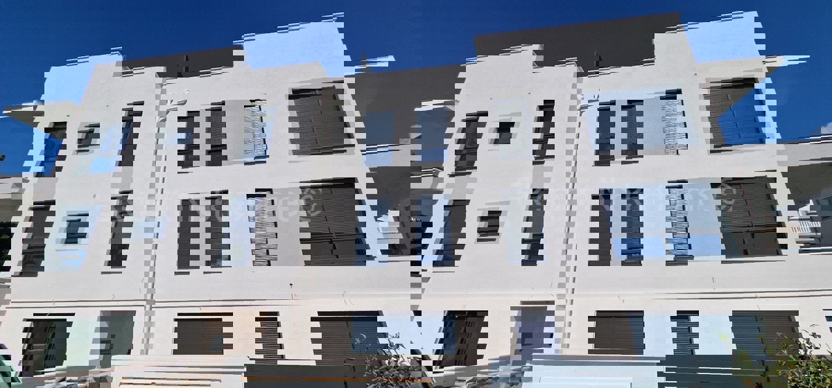 Ciovo, District G, 2-bedroom apartment 89 m2 + 132 m2 garden + swimming pool 15m2