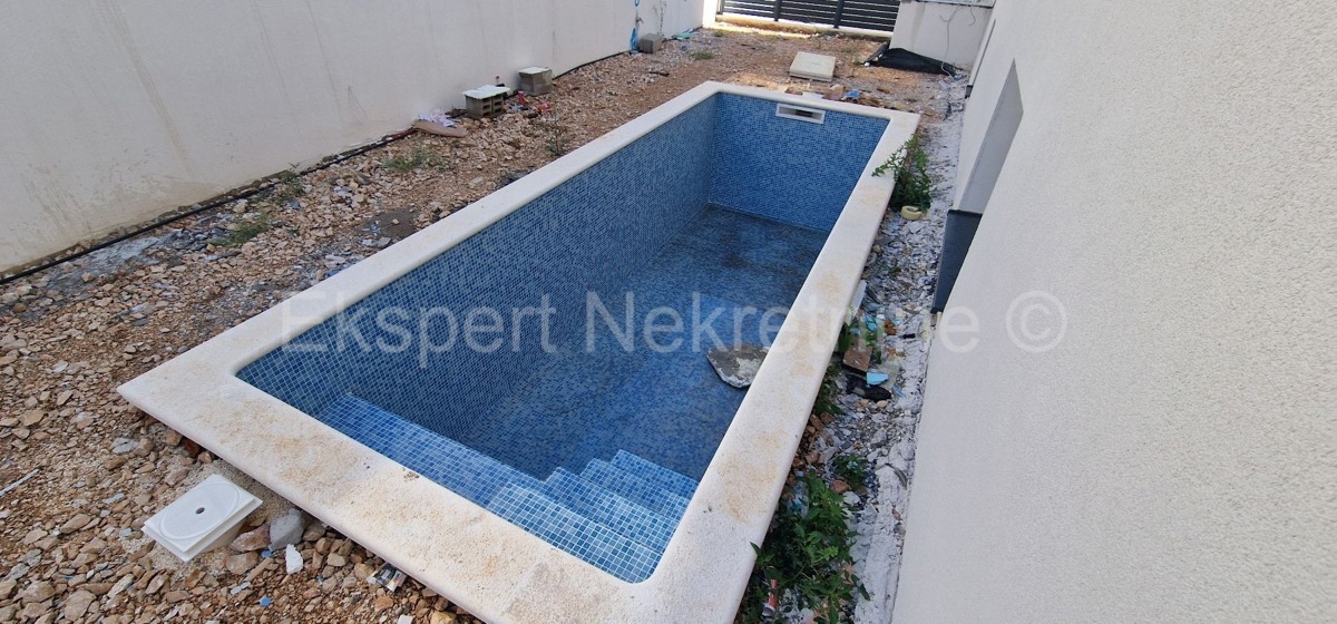 Ciovo, District G, 2-bedroom apartment 89 m2 + 132 m2 garden + swimming pool 15m2