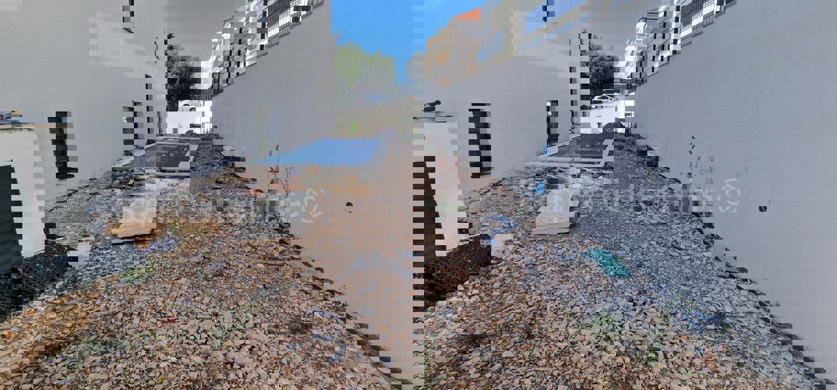 Ciovo, District G, 2-bedroom apartment 89 m2 + 132 m2 garden + swimming pool 15m2