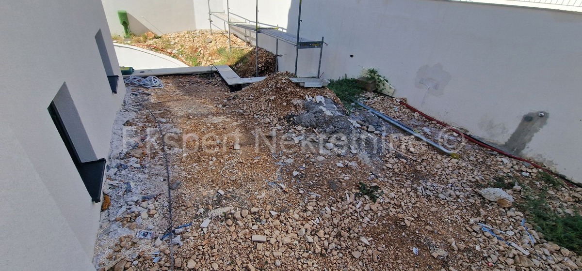 Ciovo, District G, 2-bedroom apartment 89 m2 + 132 m2 garden + swimming pool 15m2