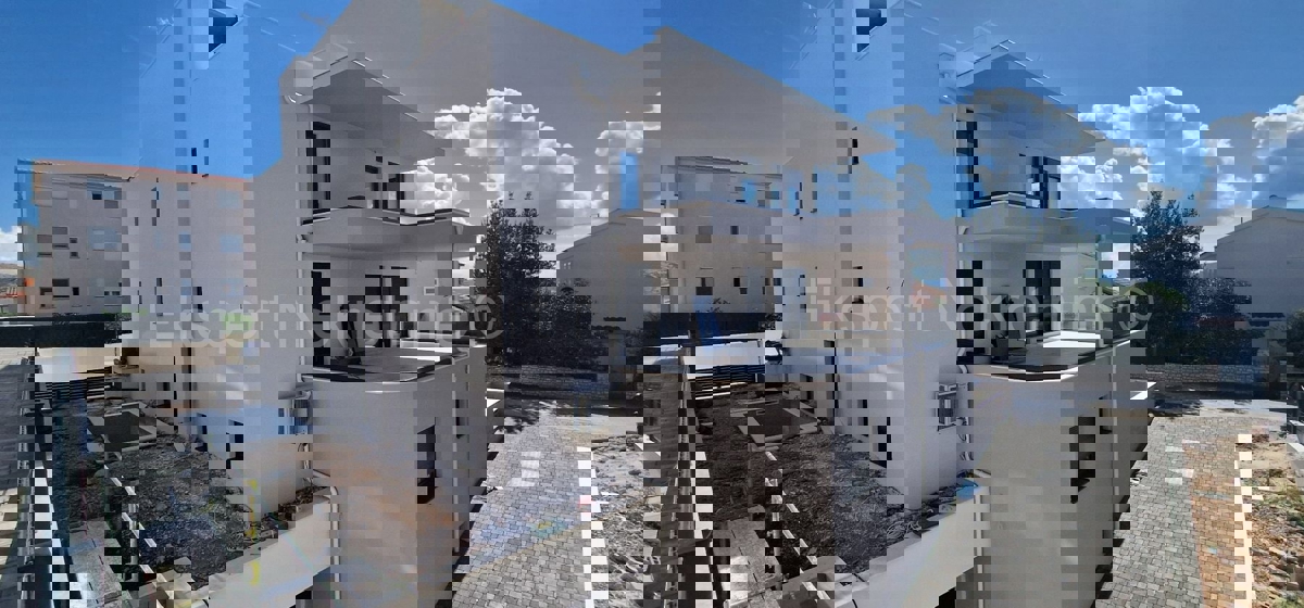 Ciovo, District G, 2-bedroom apartment 89 m2 + 132 m2 garden + swimming pool 15m2