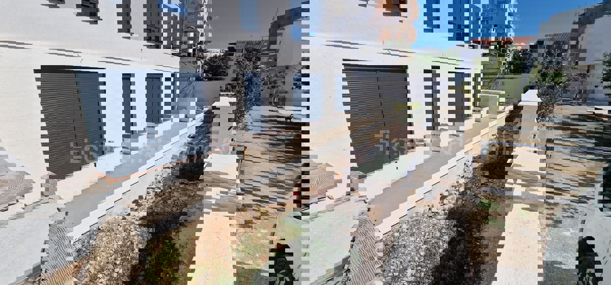 Ciovo, District G, 2-bedroom apartment 89 m2 + 132 m2 garden + swimming pool 15m2