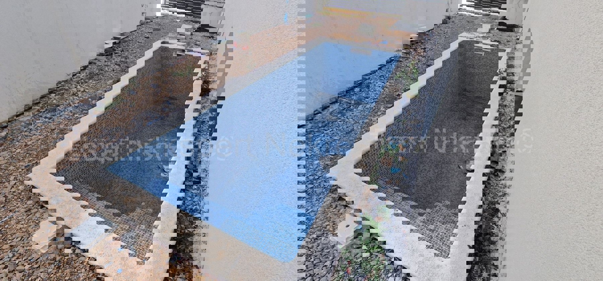 Ciovo, District G, 2-bedroom apartment 89 m2 + 132 m2 garden + swimming pool 15m2