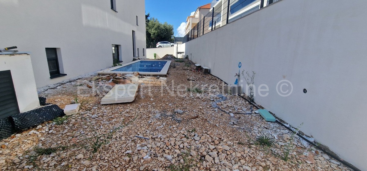 Ciovo, District G, 2-bedroom apartment 89 m2 + 132 m2 garden + swimming pool 15m2