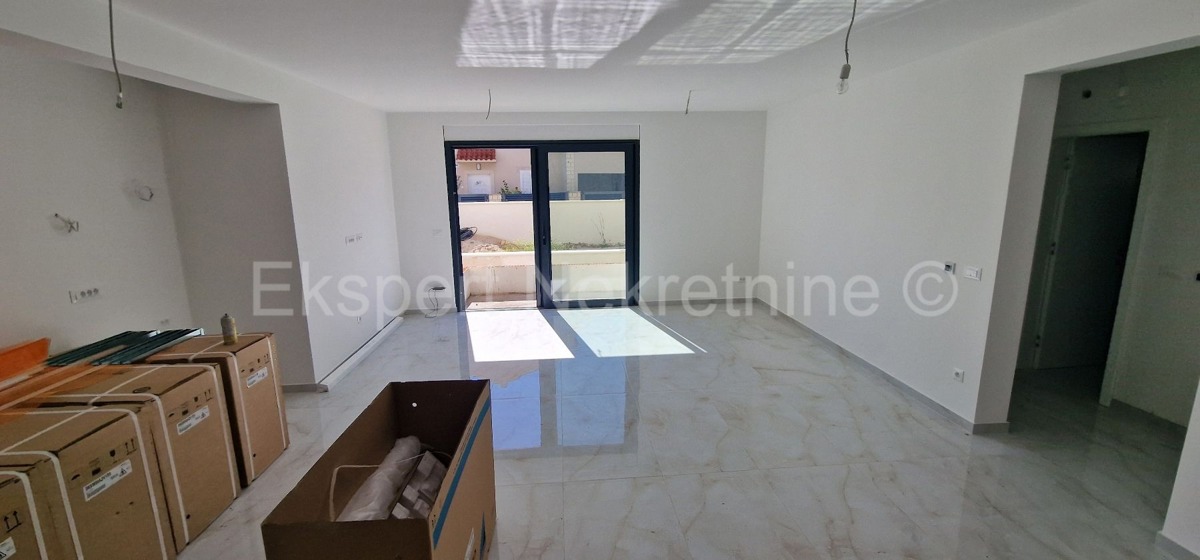 Ciovo, District G, 2-bedroom apartment 89 m2 + 132 m2 garden + swimming pool 15m2