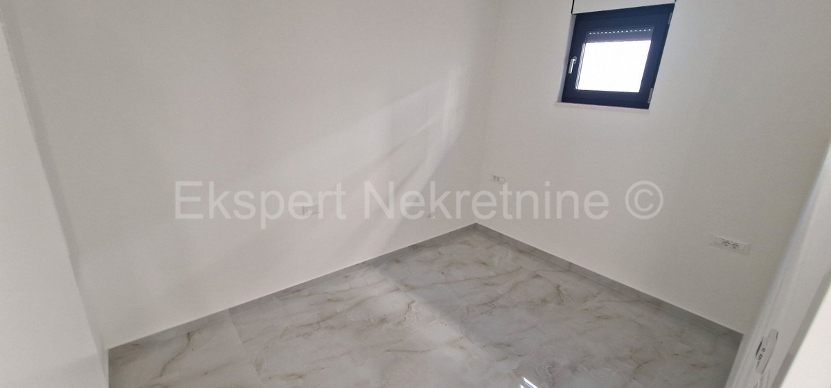 Ciovo, District G, 2-bedroom apartment 89 m2 + 132 m2 garden + swimming pool 15m2