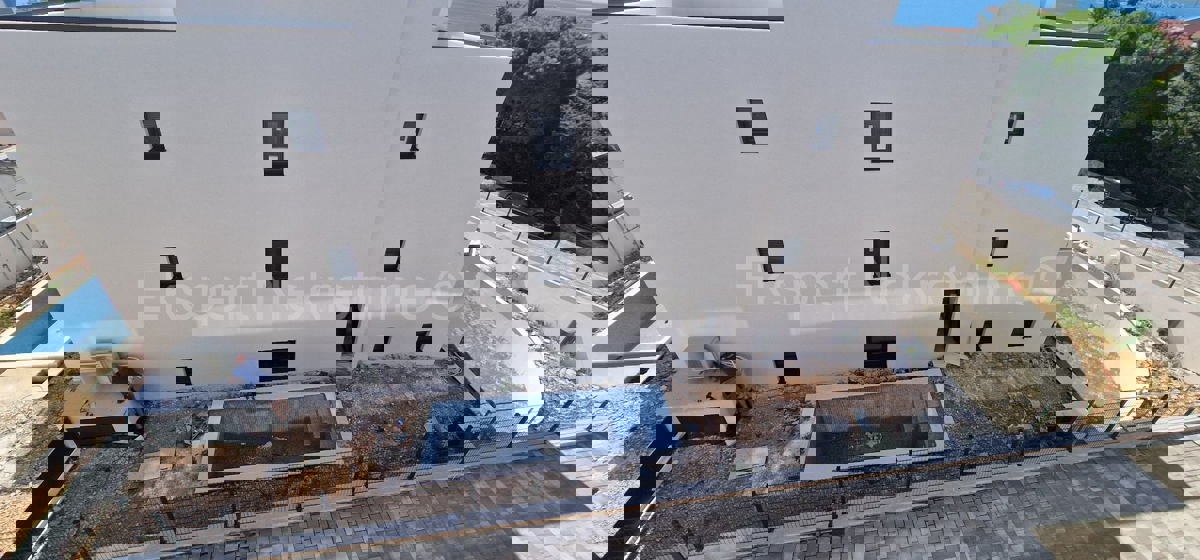 Ciovo, District G, 2-bedroom apartment 89 m2 + 132 m2 garden + swimming pool 15m2