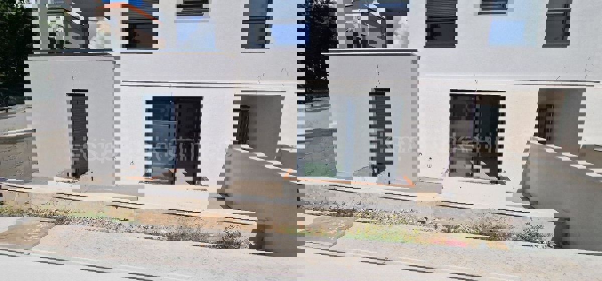 Ciovo, District G, 2-bedroom apartment 89 m2 + 132 m2 garden + swimming pool 15m2