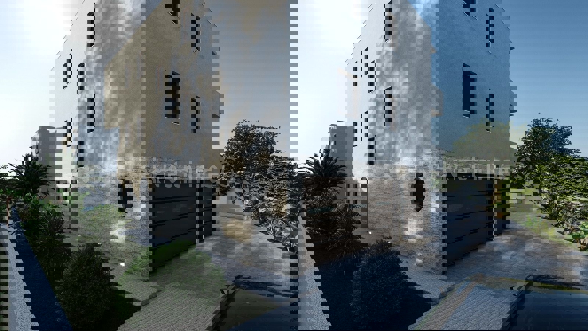 Ciovo, Slatine 1-bedroom apartment 55 m2 + garden 120 m2, only 70 m from the sea