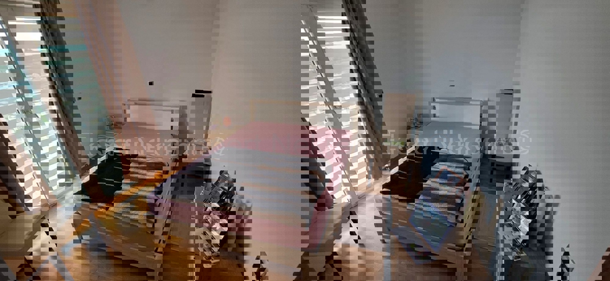 Primošten, casa indipendente 225 m2 con 4 unità abitative