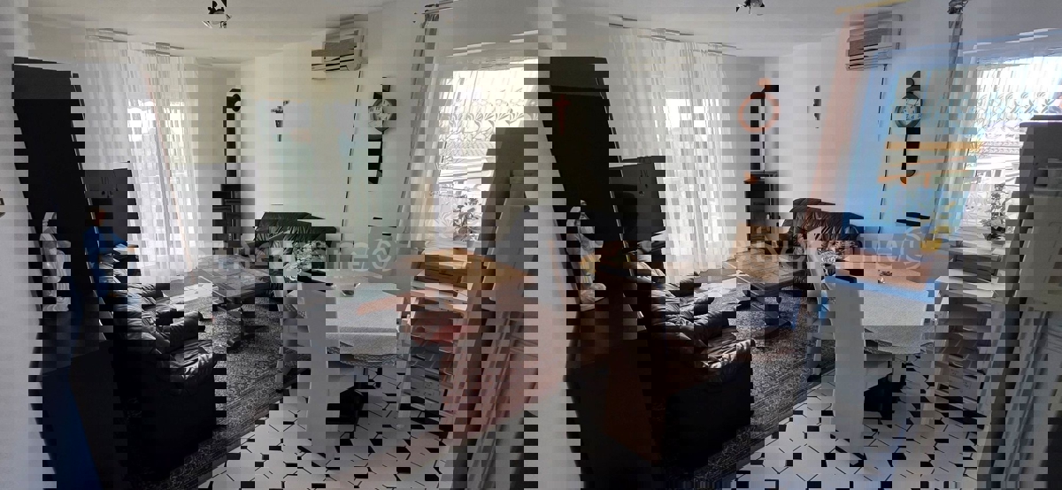 Primošten, casa indipendente 225 m2 con 4 unità abitative