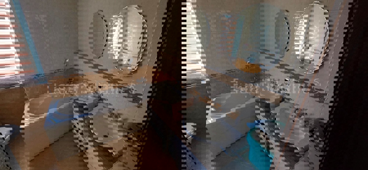 Primošten, casa indipendente 225 m2 con 4 unità abitative