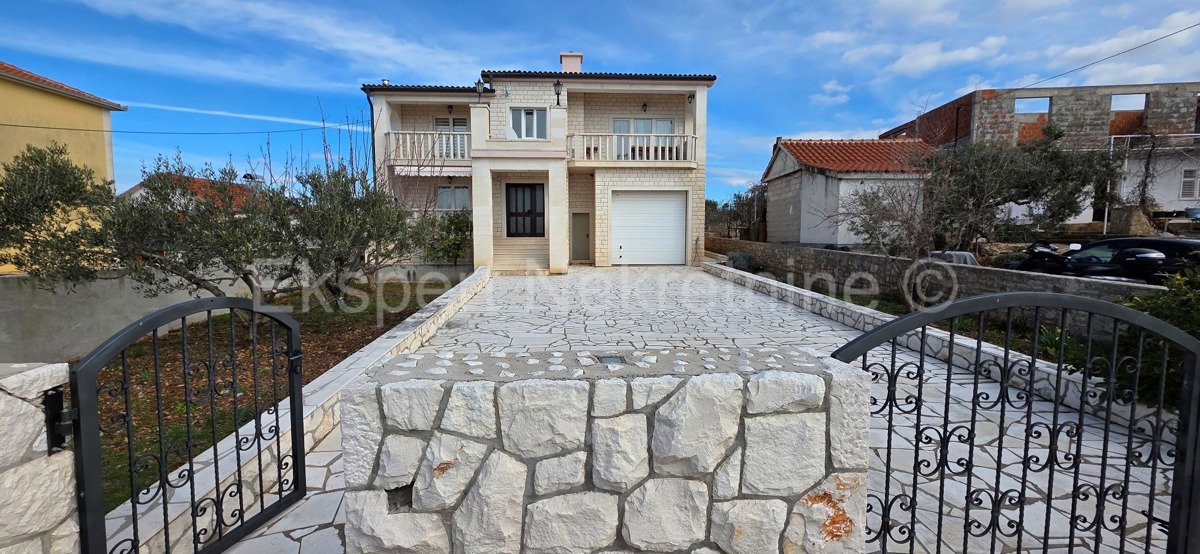 Primošten, Supljak, detached house 400 m2 with large basement and 2 apartments